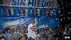 El candidato a la presidencia de Venezuela, Henrique Capriles, saluda a cientos de seguidores durante un marcha nocturna, convocada por Capriles hoy, lunes 1 de abril del 2013, en Caracas. Capriles, a través de un comunicado, se mostró dispuesto a "expone