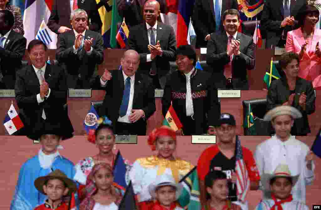 El presidente de Panamá, Juan Carlos Varela; el secretario general de la OEA, José Miguel Insulza; el presidente de Bolivia, Evo Morales; y la presidenta de Brasil, Dilma Rousseff (i-d), durante la inauguración de la Cumbre de las Américas (Panamá, 10 de abril, 2015).