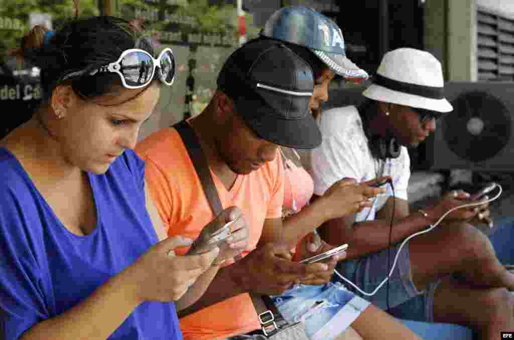 Con una &quot;laptop&quot;, un celular o una tableta, los cubanos que han pagado previamente la cuenta de acceso Nauta pueden conectarse a internet al precio de $2.22 la hora.