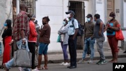 Cubanos compran comida en La Habana en medio de severa crisis de alimentos y medicinas.