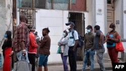 Cubanos en largas colas para comprar comida en La Habana, el 2 de febrero de 2021. (Yamil Lage/AFP).
