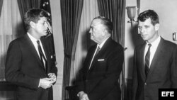 John F Kennedy con el entonces director del FBI, J. Edgar Hoover (C) y el Fiscal General Robert F. Kennedy. (Archivo)