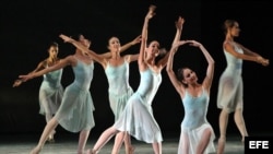 Integrantes del cuerpo de baile del Ballet Nacional de Cuba.