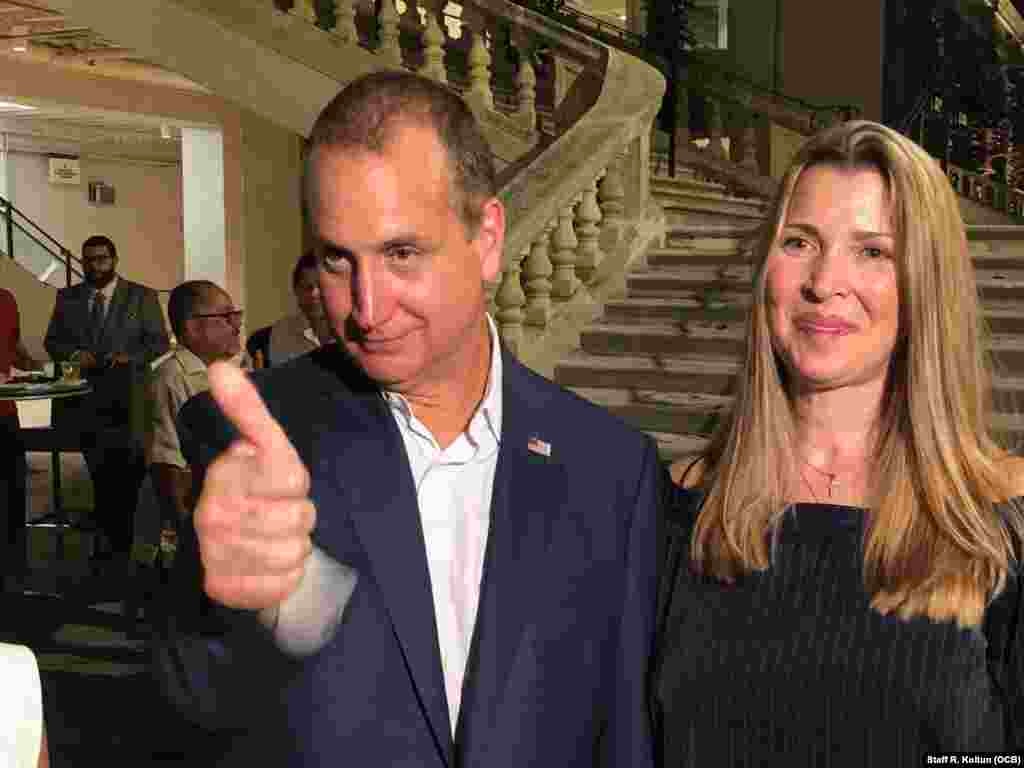 El congresista cubanoamericano Mario Díaz-Balart y su esposa celebran que seguirá representando al distrito 25 de la Florida en la Cámara de Representantes tras su victoria en las elecciones del 6 de noviembre de 2018.