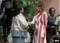 La primera dama de Ghana, Rebecca Akufo-Addo (i), recibe a su homóloga estadounidense, Melania Trump.