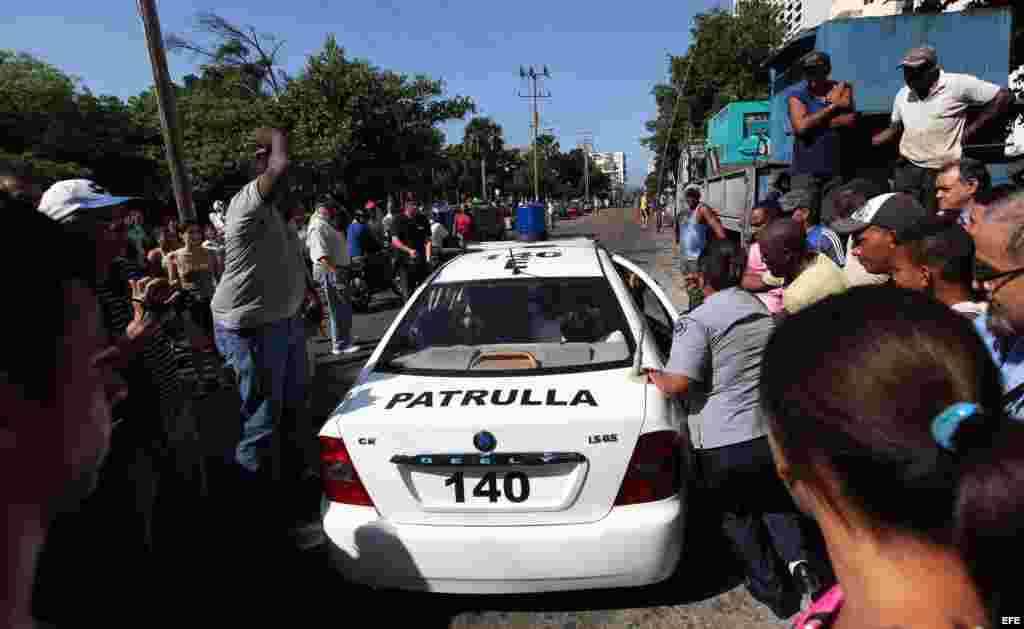 Las disidentes cubanas "Damas de Blanco" sufrieron un duro hostigamiento por parte de seguidores del Gobierno de la isla cuando intentaban congregarse en un concurrido punto de La Habana para iniciar una caminata por el "Día Internacional de los Derechos 