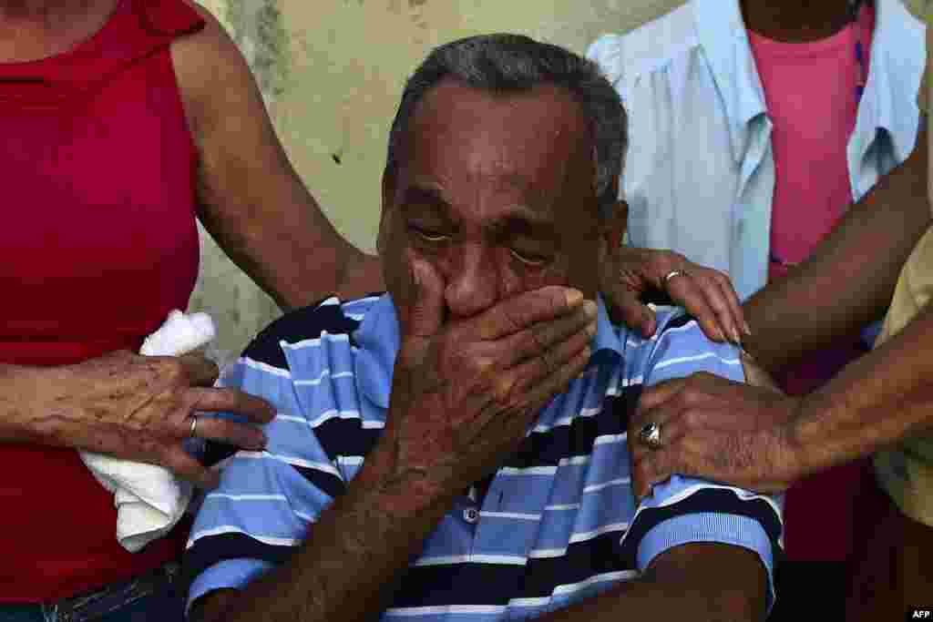 En Matanzas vecinos consuelan a un partidario de Castro, a la muerte de éste el 26 de noviembre de 2016.
