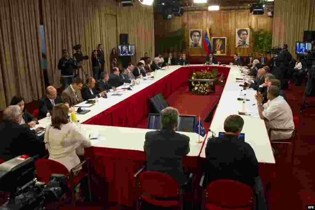 El presidente venezolano, Nicolás Maduro (c), se reúne con los miembros de la Mesa de Unidad Nacional (MUD) y representantes del nuncio eclesiástico venezolano y cancilleres de Unasur hoy, jueves 10 de abril de 2014, en el Palacio de Miraflores en Caracas (Venezuela).