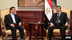 EL CAIRO (EGIPTO) 05/02/2013.- Fotografía del presidente iraní, Mahmud Ahmadineyad, y su homólogo egipcio, Mohamed Mursi, durante la reunión que celebraron en El Cairo, 