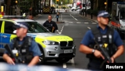 Policía londinense armada en las inmediaciones del lugar donde ocurrió un atropello múltiple cerca de Westminster.