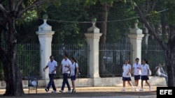 Estudiantes de Medicina se dirigen a su facultad en La Habana. (Archivo)