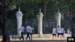 Estudiantes cubanos de Medicina se dirigen a su facultad. EFE/Alejandro Ernesto.