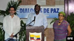 Félix Antonio Muñoz, alias "Pastor Alape"; Pablo Atrato y Victoria Sandino, guerrilleros de las FARC (i-d).