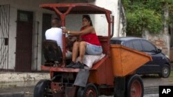 La crisis del transporte obliga a los cubanos a transportarse en cualquier tipo de vehículos. AP Photo/Ismael Francisco)