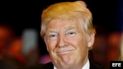 El magnate y precandidato presidencial estadounidense Donald Trump sonríe tras el anuncio de retirarse de la campaña de Ted Cruz.