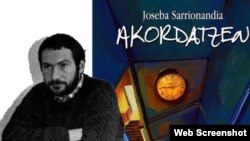 Joseba Sarrionandia, junto a la portada de uno de sus libros.