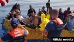 Guardia Costera intercepta a 17 migrantes cubanos cerca de Cayo Marathon, en la Florida. 