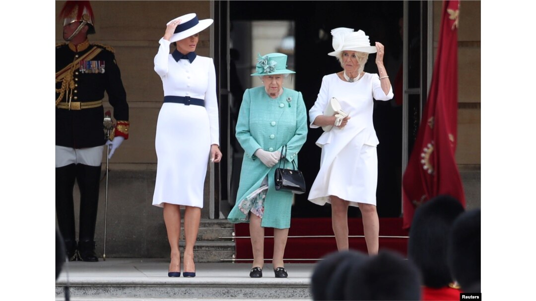 La primera dama Melania Trump asiste a una ceremonia con la reina Isabel II y Camilla, duquesa de Cornwall, en el Palacio de Buckingham.