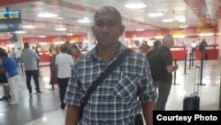 En 2019, el abogado independiente Julio Ferrer fue informado en el Aeropuerto de La Habana que estaba regulado /Tomado de Twitter @cuestamorua