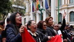 Seguidores de la presidenta interina de Bolivia, Jeanine Añez, se manifiestan en las afueras del Palacio de Gobierno en La Paz, el miércoles 22 de enero.