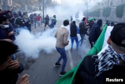 Enfrentamientos entre manifestantes y la policía antimotines en Argelia.