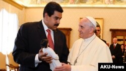  El papa Francisco (d) y el presidente de Venezuela, Nicolás Maduro, intercambian regalos durante una audiencia privada celebrada en la Sala del Tronetto en el Vaticano. 