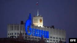 Vista del rótulo luminoso consorcio ruso Gazprom en un edificio delante del palacio de gobierno ruso en Moscú, Rusia. 