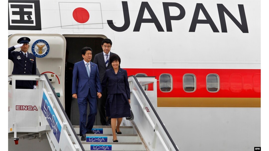 Shinzo Abe desciende de un avión con su esposa Akie.