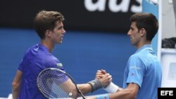 El esloveno Aljaz Bedene (i) felicita por su victoria al serbio Novak Djokovic.