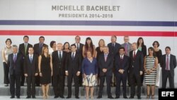 Michelle Bachelet (c-adelante), posa durante la ceremonia de presentación de su gabinete en Santiago (Chile).