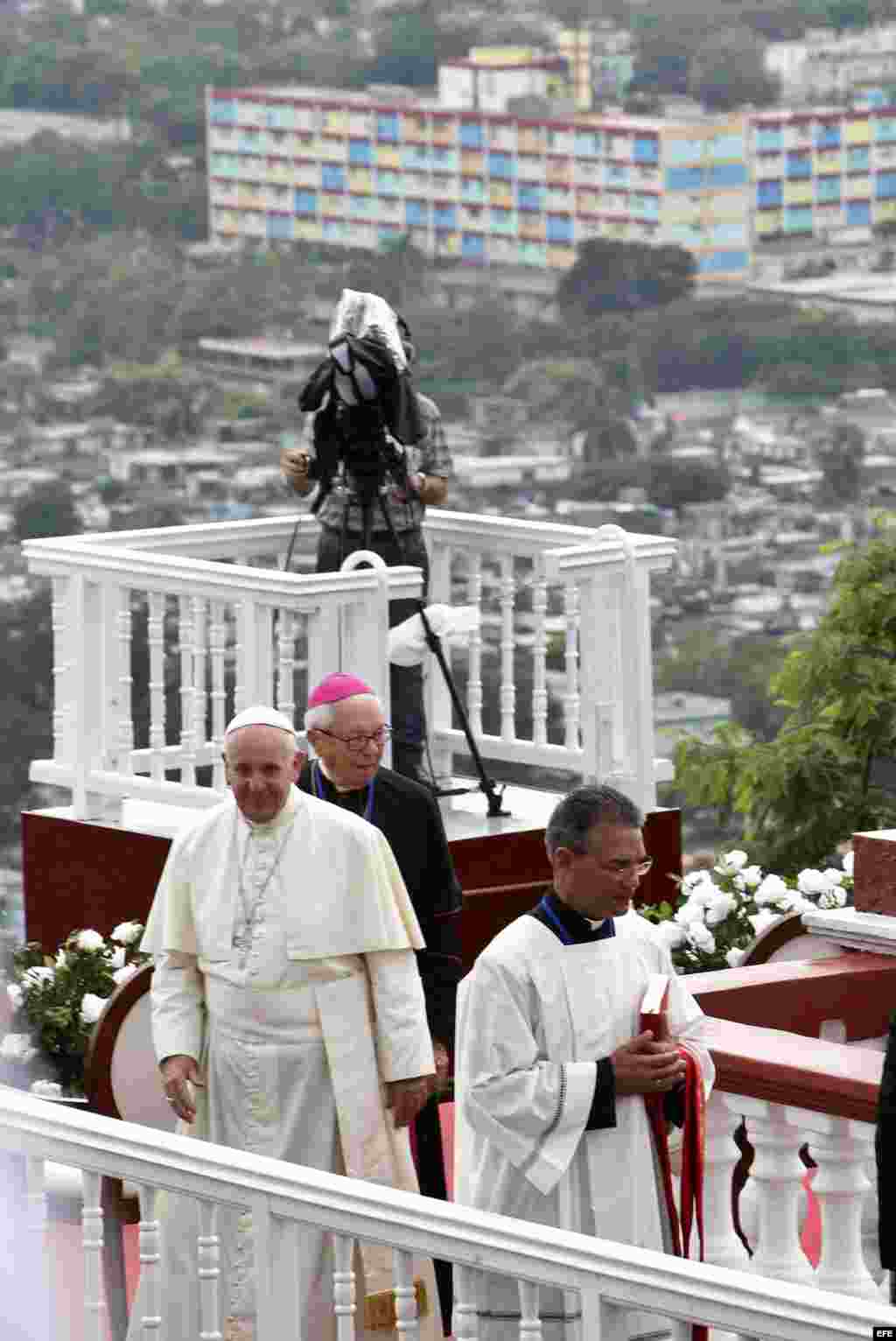 El Papa ascendió en un automóvil hasta la Loma de la Cruz, cima de la colina de 260 metros de altura, donde está ubicada la cruz de cinco metros, erigida hace más de 200 años.