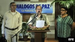 Andrés Paris (c), del grupo negociador de las FARC-EP, acompañado por dos integrantes de la mesa del diálogo. Foto de archivo.