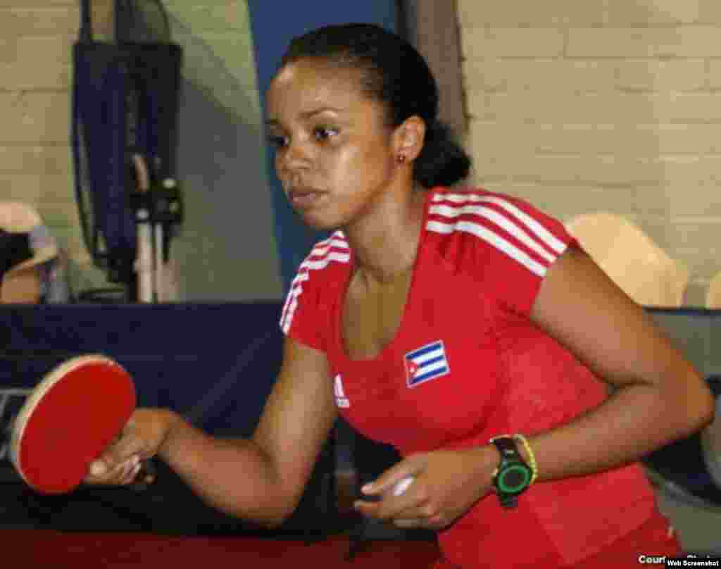 La tenista de mesa Sandra Mustelier, campeona nacional en 2012, se comunicó vía telefónica con sus compañeros de equipo en los Juegos de Veracruz y les dijo que había decidido desertar.