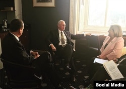 Vicepresidente Mike Pence (Centro) con representantes Mario Díaz Balart, Ros-Lehtinen Curbelo.