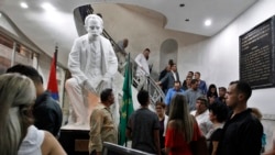 Un grupo de personas pasa junto a una estatua del apóstol cubano José Martí, durante un acto en el 2017 para celebrar el 158vo. aniversario de la entrada de la masonería en Cuba, en la sede de la Gran Logia de La Habana.