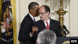 El presidente estadounidense, Barack Obama (i), presenta al hombre nominado por él para ser el próximo secretario de Trabajo, el hispano Thomas Pérez (d).