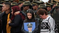 Familiares asisten a la ceremonia por el primer aniversario del ataque con un auto bomba contra la academía de policía en Bogotá, el 17 de enero del 2019, que dejó 21 muertos. que dejó