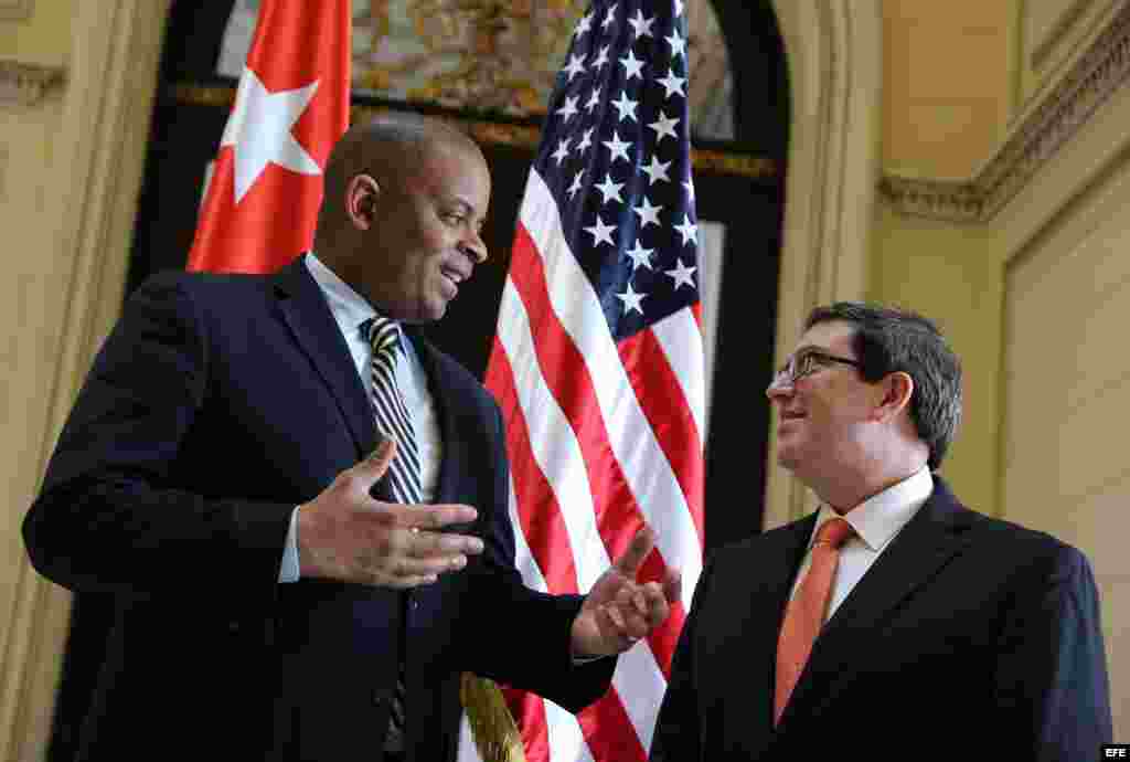 Bruno Rodríguez (d) y el secretario estadounidense de Transporte, Anthony R. Foxx (i).