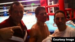 De izquierda a derecha, el entrenador cubano Pedro Roque; el boxeador Anthony Chacón y su entrenador físico Torres.