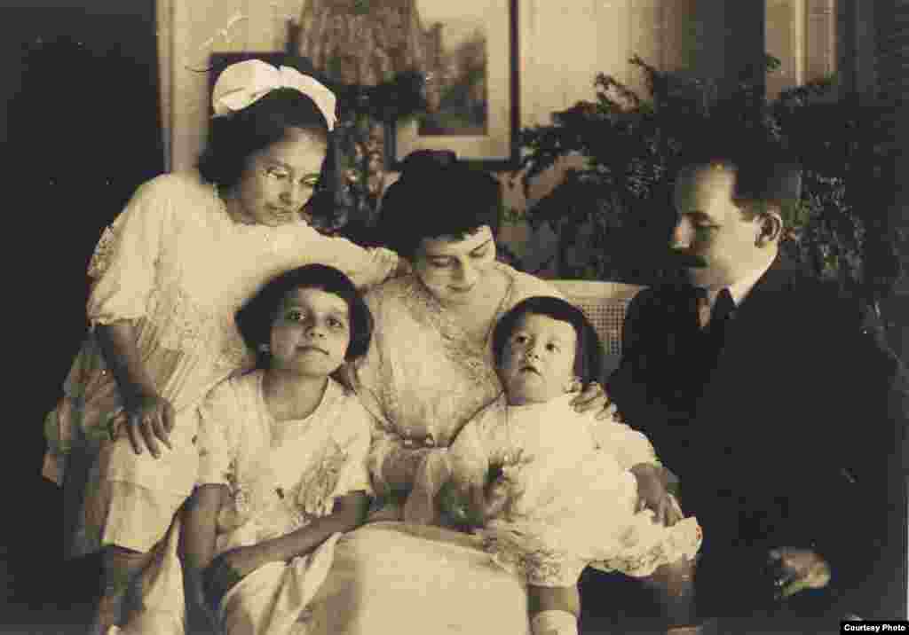 Concepci&oacute;n Chaves Figueredo, ni&ntilde;a, con&nbsp;sus padres y hermanos (segunda desde la izquierda)