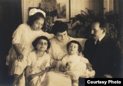 Concepción Chaves Figueredo, niña, con sus padres y hermanos (segunda desde la izquierda)