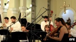 Un grupo de músicos interpreta canciones de compositores clásicos como el mexicano Manuel María Ponce (1882-1948) y el ruso Guerassim Voronkov hoy, sábado 4 de enero de 2014, durante el primer día del VIII Festival Internacional de Música de Cartagena.