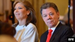 El presidente de Colombia, Juan Manuel Santos (d), junto a su esposa, María Clemencia Rodríguez de Santos (i), en un evento de la Cámara de Comercio Colombo Americana en Miami (EE.UU.).