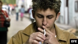 Desde 2005, una ley prohíbe a los fumadores en Cuba exhalar sus cigarros en lugares públicos.