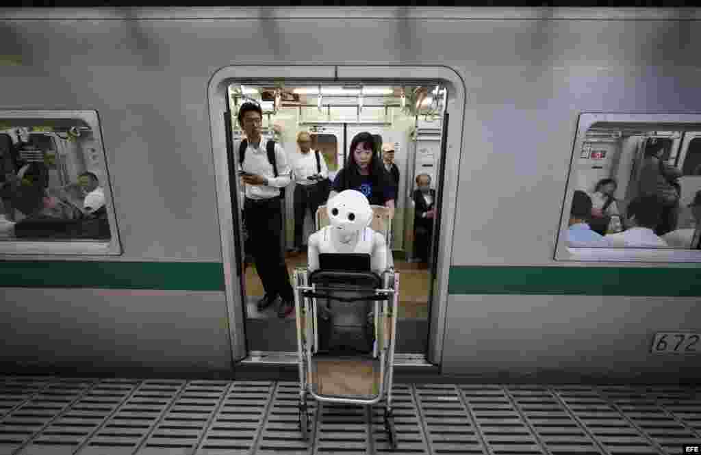 Tomomi Ota empuja el carrito con Pepper en el metro de Tokio. 