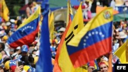 El candidato opositor Henrique Capriles Radonsky encabeza una caravana electoral el domingo 30 de septiembre de 2012, en Caracas (Venezuela). 
