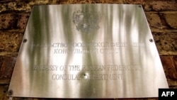 Una placa en la Embajada de Rusia en Londres.