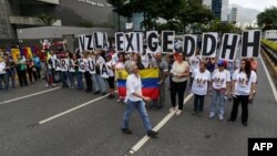 Manifestantes en Caracas portando la consigna, "Venezuela exige Derechos Humanos", el 21 de junio de 2019 (Cristian Hernández / AFP).
