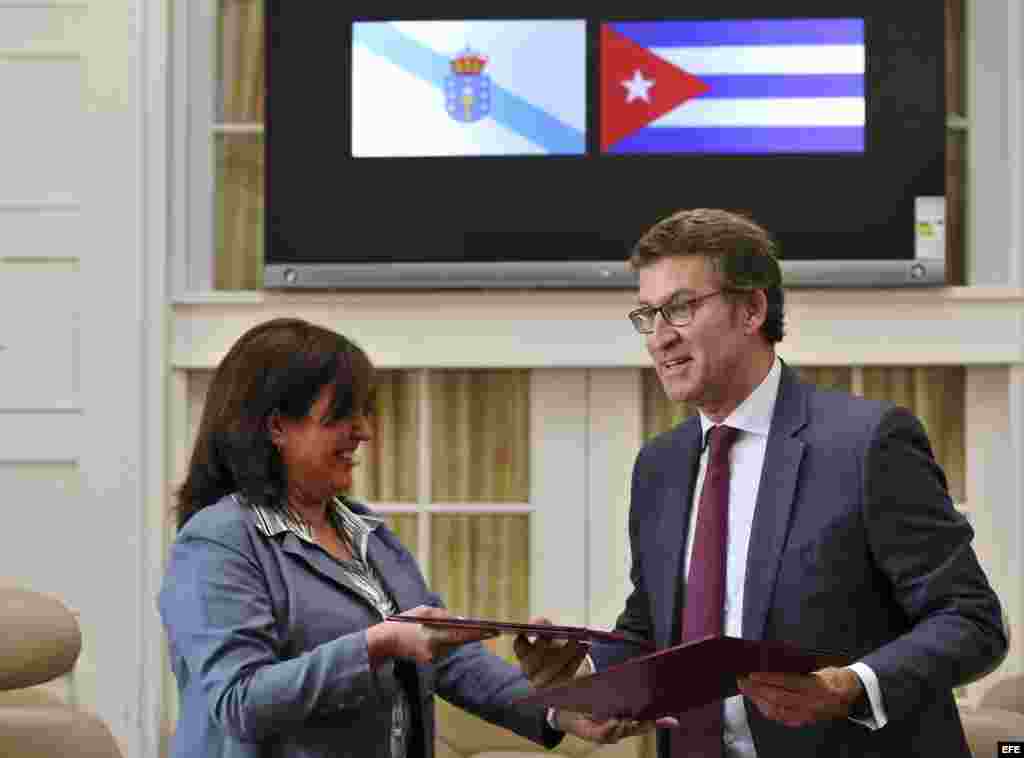 El presidente de Galicia, Alberto Núñez Feijoo (der), firma un acuerdo de entendimiento con la viceministra cubana de Cultura, Maria Elena Salgado (izq), hoy jueves 26 de mayo, en La Habana (Cuba), durante la visita que realiza estos días a la isla caribe