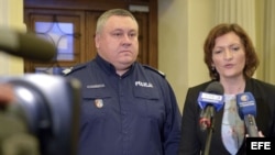 La gobernadora de la provincia de Subcarpacia Ewa Leniart (d), y el comandante de la Policía provincial en Rzeszów el inspector Krzysztof Pobuta (i), ofrecen una rueda de prensa.